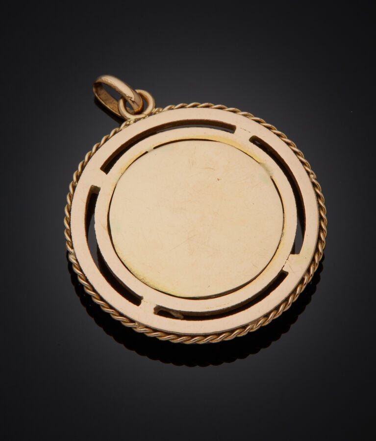 PENDENTIF circulaire en or jaune et or gris (750‰) ajouré, torsadé, rehaussé d'…