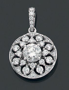 PENDENTIF circulaire et sa chaînette en or gris (750 millièmes) ajouré à motif de fleur, serti de diamants taille brillant dont un, au centre, plus importan