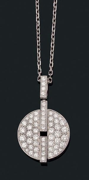 PENDENTIF circulaire, et sa chaînette, en or gris (750 millièmes) pavé de diamants taille brillan