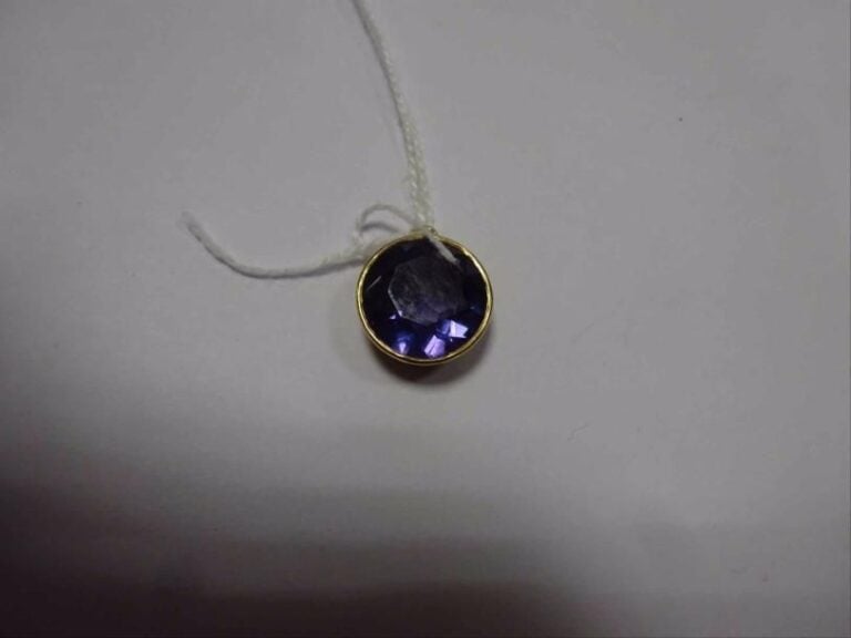 PENDENTIF circulaire serti d'une améthyst