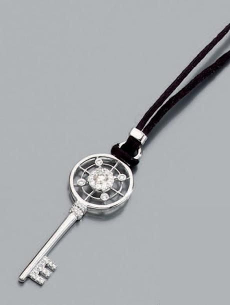 PENDENTIF «CLEF» en or gris ajouré serti de diamants taille brillant et son cordon en fil de soie noi