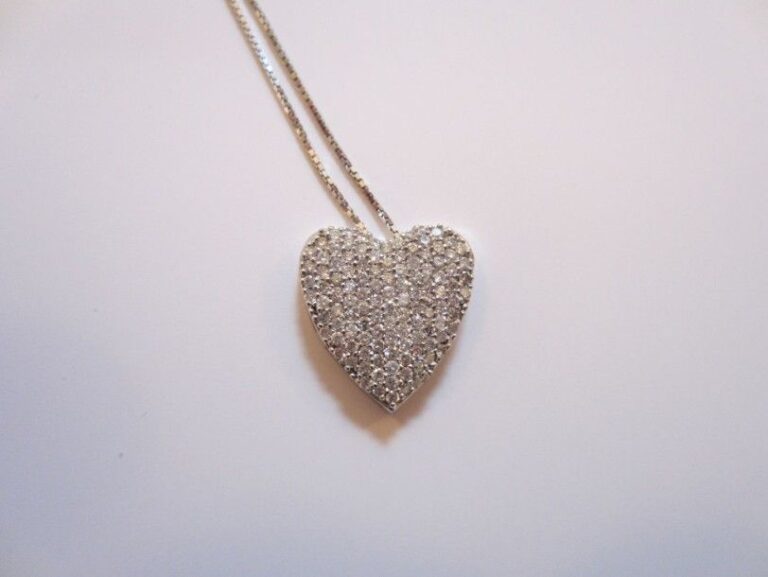 PENDENTIF «coeur» en or gris serti d'un pavage de diamant