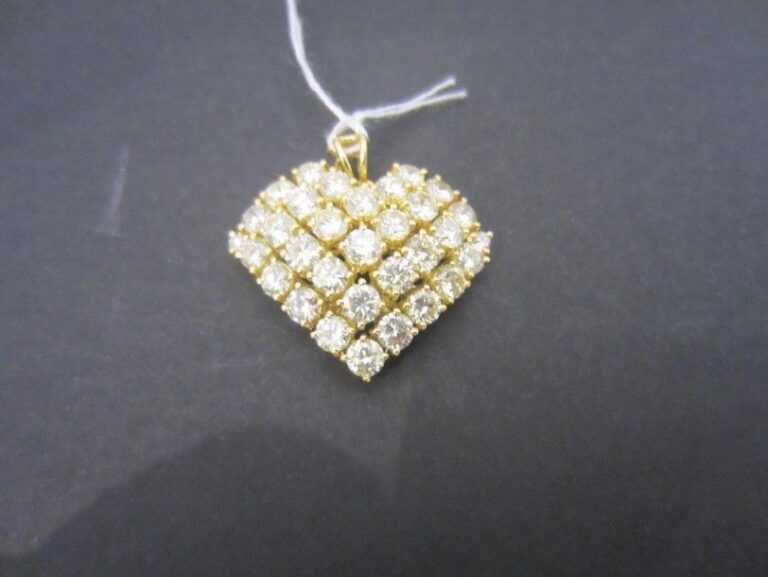 PENDENTIF «coeur» en or jaune (750 millièmes) ajouré serti de diamants taille brillant