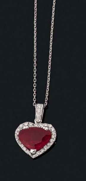 PENDENTIF «coeur», et sa chaînette, en or gris (750 millièmes) serti d'un rubis (traces de traitements) entouré de diamants taille brillan