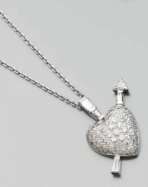 PENDENTIF «coeur fléché» en or gris serti d'un pavage de diamants et de diamants taeper