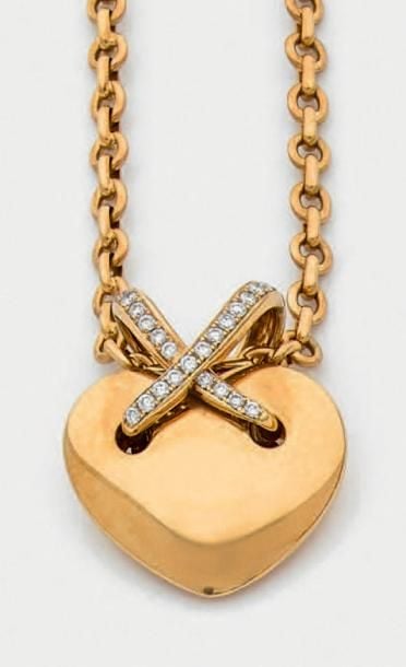PENDENTIF «coeur», modèle «Liens», et sa chaîne, en or jaune (750 millièmes), partiellement serti de diamants taille brillan