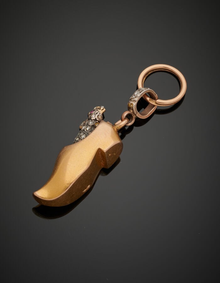 PENDENTIF « coq dans un sabot » en or jaune et rose (750‰) et argent (min. 800‰…