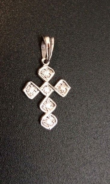 PENDENTIF « croix » en or gris 14 carats (585 millièmes) serti de six diamants taille brillan