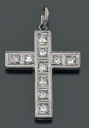 PENDENTIF «croix» en or gris (750 millièmes) serti d'alignements de diamants taille princesse et un diamant taillé à degré