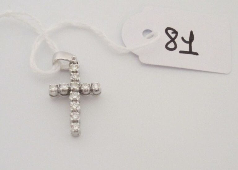 PENDENTIF «croix» en or gris (750 millièmes) serti de diamant