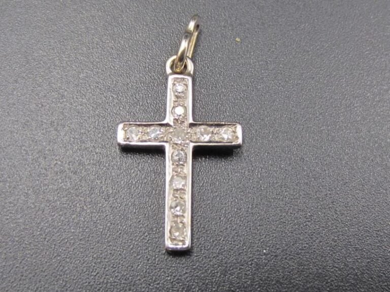 PENDENTIF " croix " en or gris (750 millièmes) serti de diamants 8/