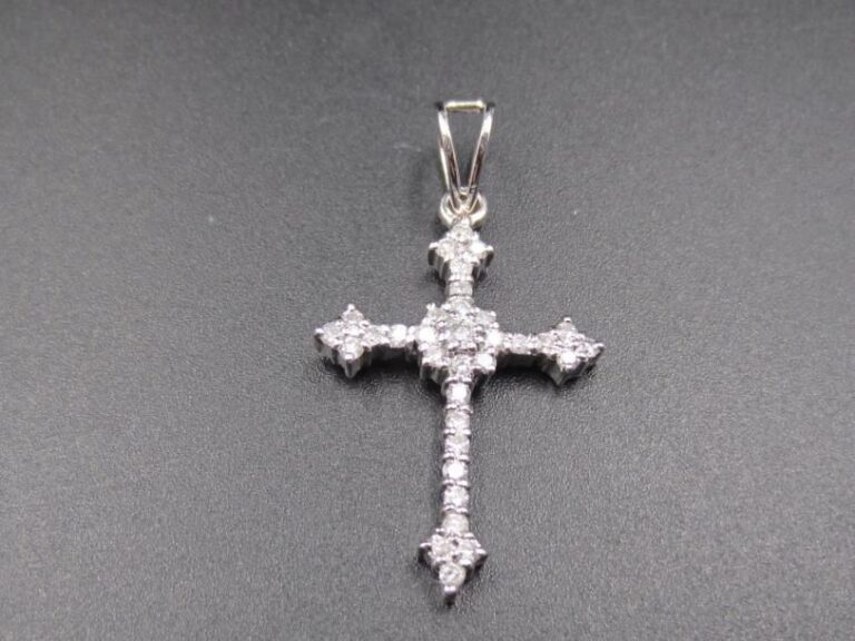 PENDENTIF « croix » en or gris (750 millièmes) serti de diamants taille brillan