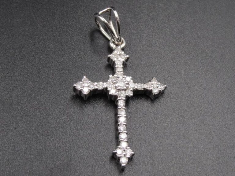 PENDENTIF «croix» en or gris (750 millièmes) serti de diamants taille brillan