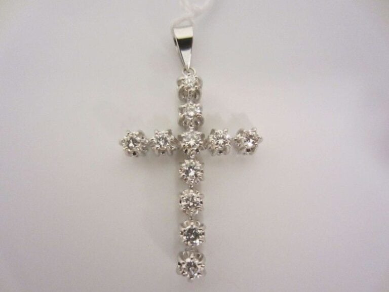 PENDENTIF «croix» en or gris (750 millièmes) serti de diamants taille brillan