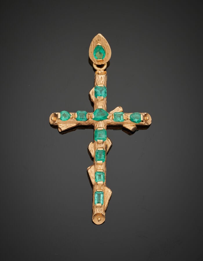 PENDENTIF "croix" en or jaune (750‰) ciselé à motif d'écorce, serti de onze éme…