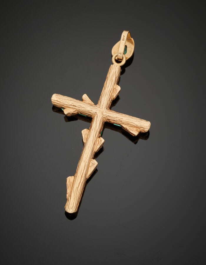 PENDENTIF "croix" en or jaune (750‰) ciselé à motif d'écorce, serti de onze éme…