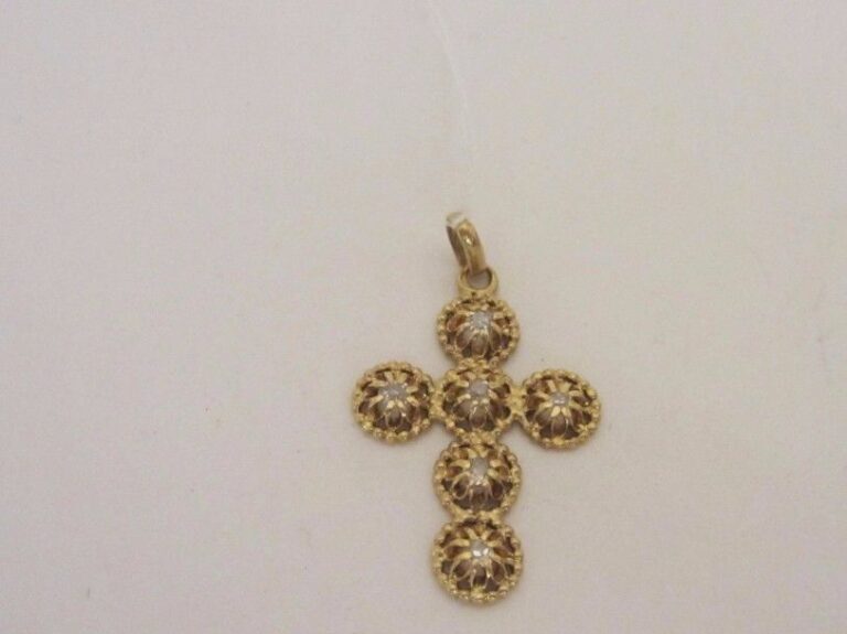 PENDENTIF « croix » en or jaune (750 millièmes) ajouré et ciselé serti de six petits diamants taille ancienn