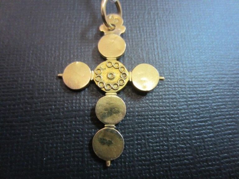 PENDENTIF «croix» en or jaune (750 millièmes) ciselé et à motifs de pastilles dont une rehaussée de fils d'or appliqué