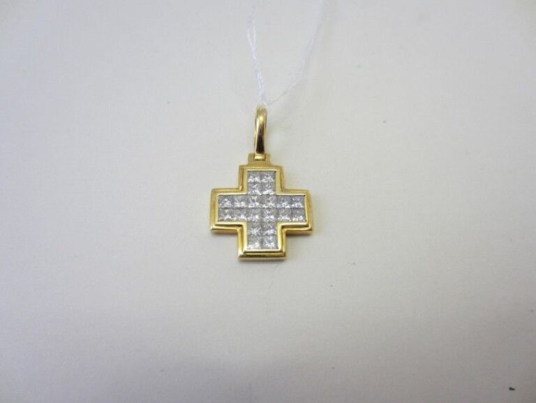 Pendentif «croix» en or jaune (750 millièmes) serti d'un pavage de diamants taille brillant en serti mystérieu