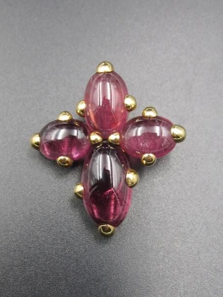 PENDENTIF «croix» en or jaune (750 millièmes) serti de quatre tourmalines cabochons de forme oval