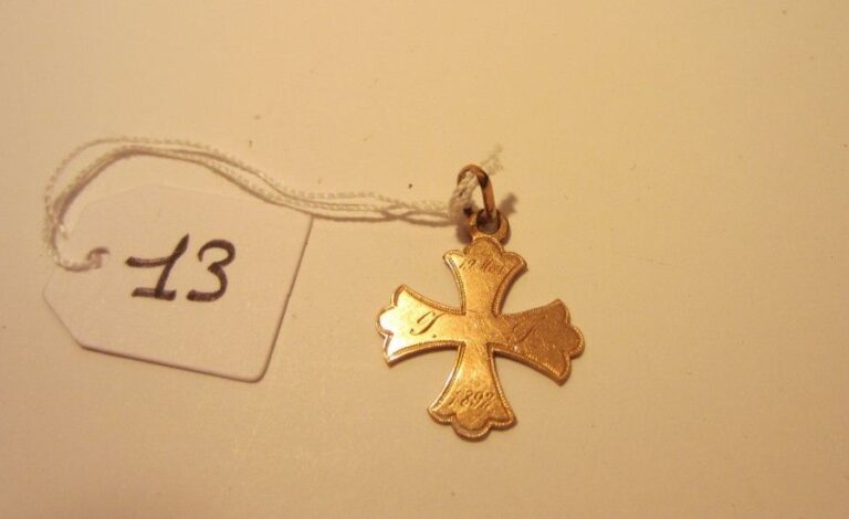 PENDENTIF «croix» en or jaune ciselé, daté 1892 au do