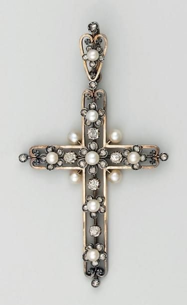 PENDENTIF «croix» en or rose et argent ajourés, sertis de perles fines et de diamants taille ancienne et de ros