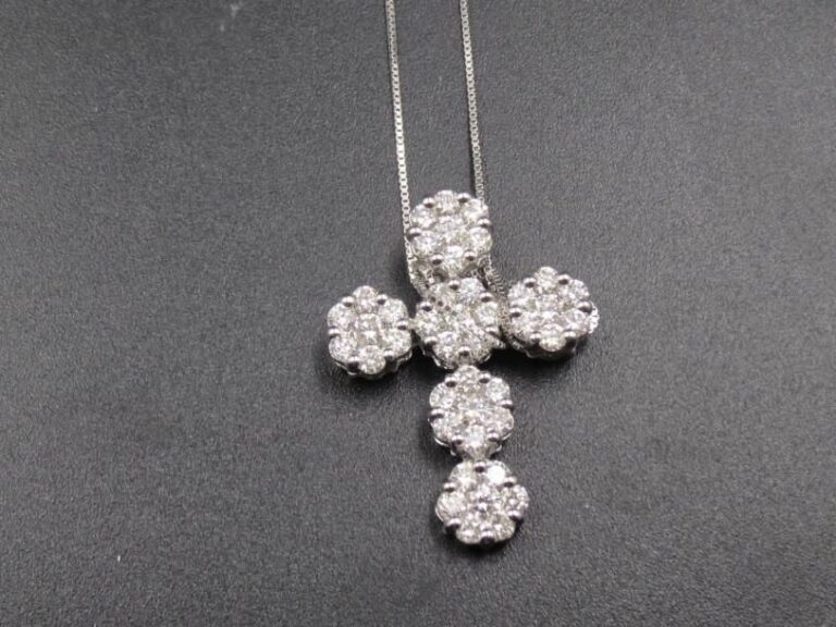 PENDENTIF «croix» et sa chaînette, en or gris (750 millièmes) à motifs de fleurettes serties de diamants taille brillan