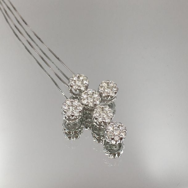 PENDENTIF «croix» et sa chaînette en or gris (750 millièmes) pavé de diamants taille brillan
