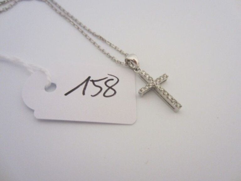 PENDENTIF «croix», et sa chaînette, en or gris (750 millièmes) serti de diamant