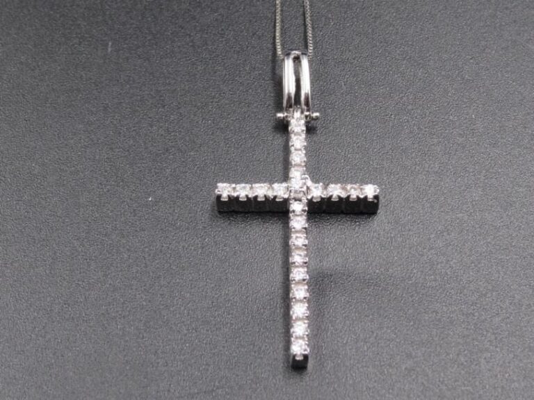 PENDENTIF «croix» et sa chaînette, en or gris (750 millièmes) serti de diamants taille brillan