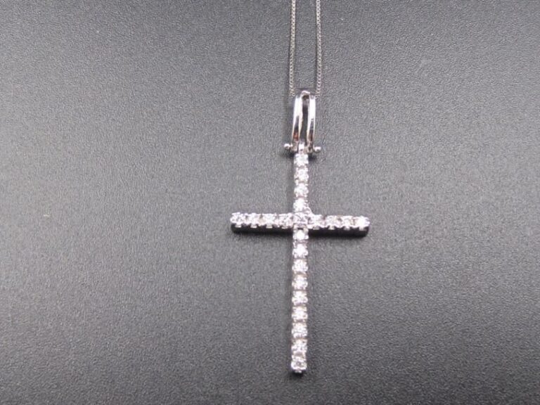 PENDENTIF «croix» et sa chaînette, en or gris (750 millièmes) serti de diamants taille brillan