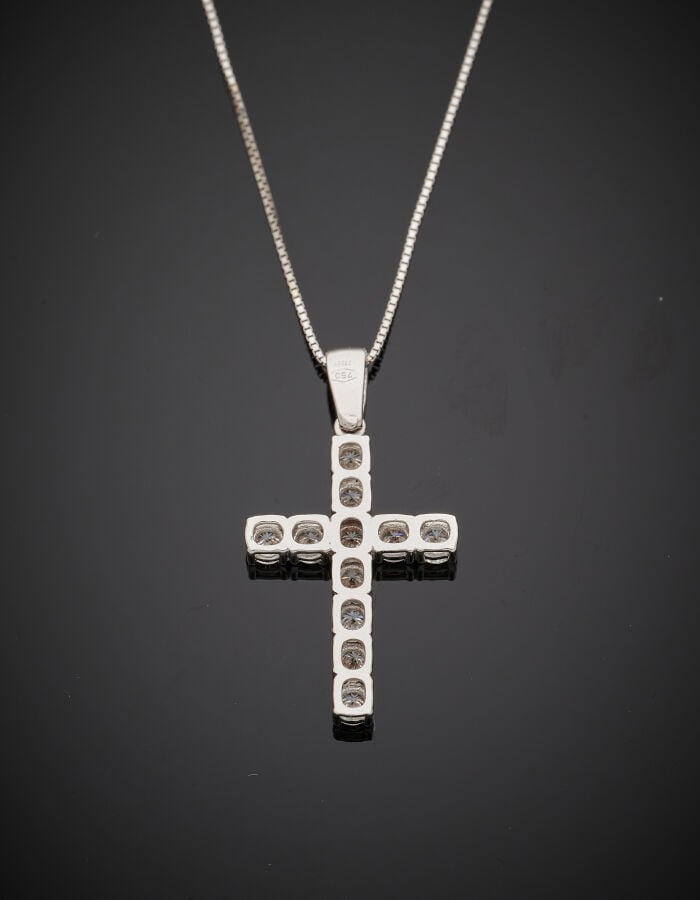 PENDENTIF « croix » et sa chaînette, en or gris (750‰) serti de onze diamants t…