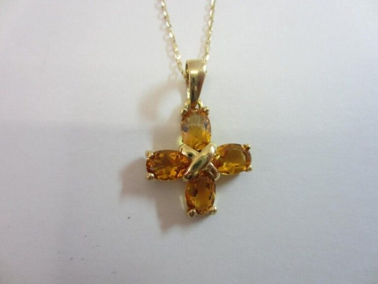 PENDENTIF «croix» et sa chaînette en or jaune (750 millièmes) serti de quatre citrines de forme oval