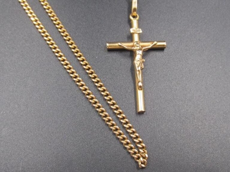 PENDENTIF «croix» et sa chaînette «gourmette», en or jaune (750 millièmes) appliqué du Chris