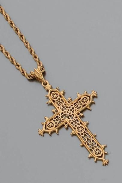 PENDENTIF «croix», et sa chaînette torsadée, en or jaune (750 millièmes) ajour