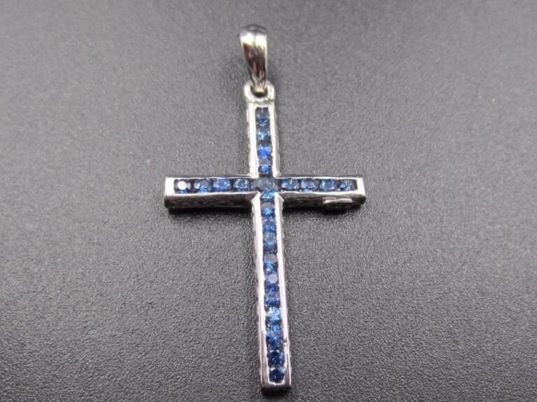 PENDENTIF « croix réversible » en or gris (750 millièmes) serti de saphirs calibrés d’un coté et diamants taille brillant de l’autr