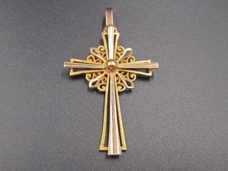 PENDENTIF «croix» stylisée en or jaune (750 millièmes) ajouré, guilloché et boul