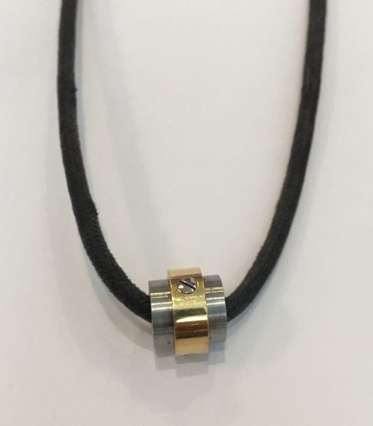 PENDENTIF cylindrique «love» en or jaune (750 millièmes) et acier, sur cordo