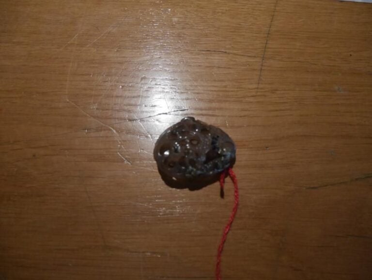 Pendentif en agate, à décor sculpté et ajouré des fruits de lingzhi et des fleurs