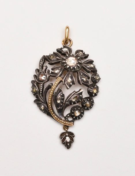 PENDENTIF en argent à décor de fleur et feuillage orné de diamants taillés en ros