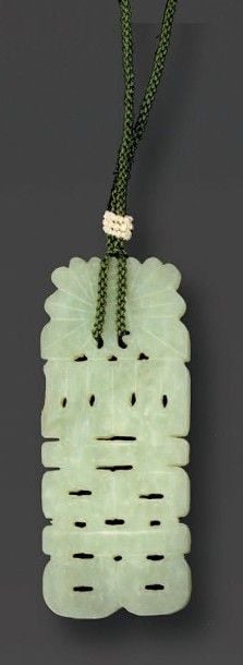 Pendentif en jade céladon formant le double caractère xi, symbole de mariage, double bonheur, surmonté de petites perle