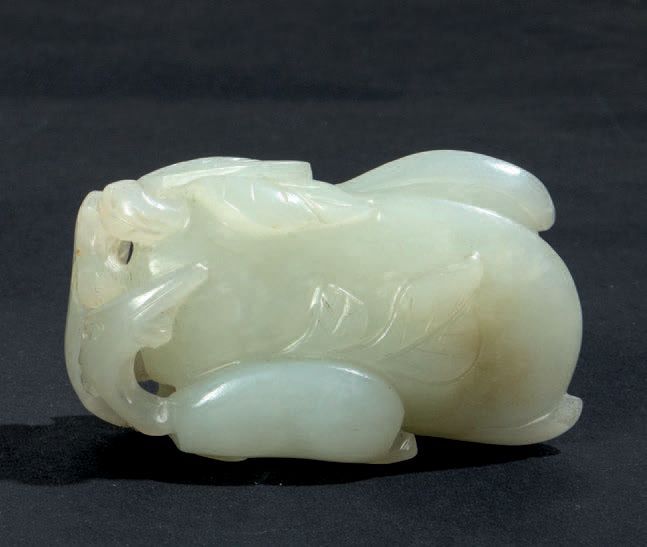 Pendentif en jade céladon représentant des courges accolées à un branchage de haricot avec un insecte pos