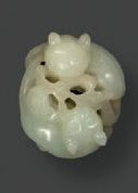 Pendentif en jade céladon représentant deux chats, symbole de la joi