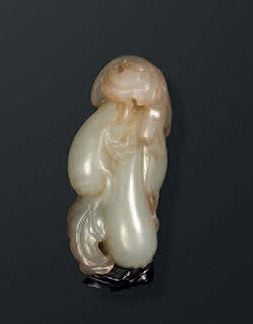 Pendentif en jade céladon veiné de noir sculpté en forme de trois coloquintes avec leur feuillage, une cigale sculptée dans la veine noir