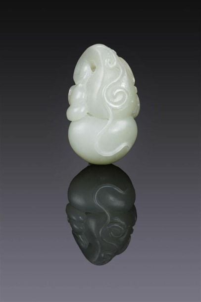 PENDENTIF EN JADE NEPHRITE SCULPTE A L'IMITATION D'UNE CALEBASSE / HULU