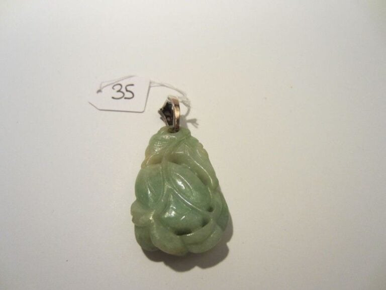 PENDENTIF en jade sculpté et repercé à motif végéta