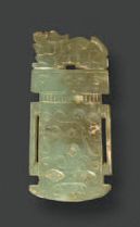 Pendentif en jadéite à décor finement sculpté et ajouré d'un phénix tenant une pêche de Longévit