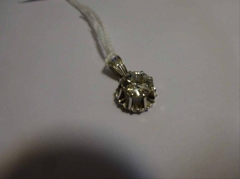 PENDENTIF en or 18K (750°/00) serti d'un diamant de taille ancienne d'environ 1,80 carats (environ VS2 / I