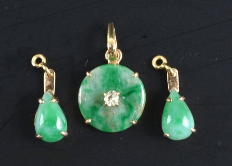Pendentif en or 9k (375°/00) serti d'un disque de jade jadéite serti d'un diamant demi-taille (manque