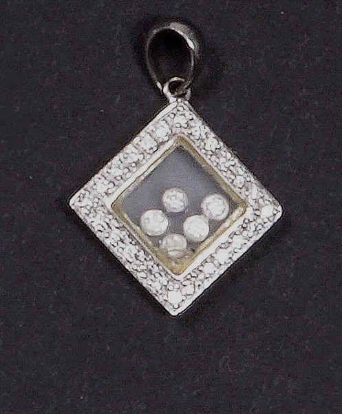 Pendentif en or blanc 14K (585%o) de forme losangique serti de diamants taille brillant retenant 5 diamants mobile